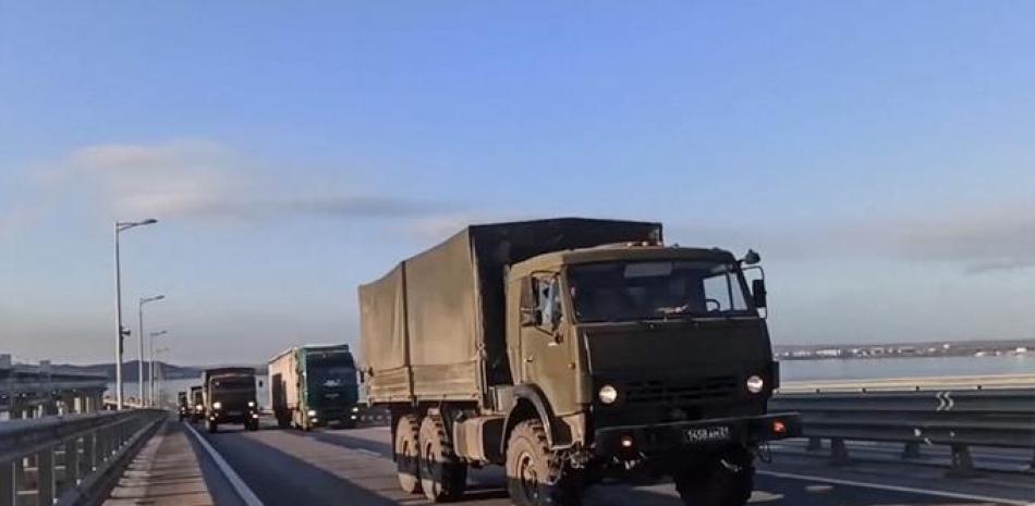 Camiones militares rusos cruzando un puente que une la península de Crimea controlada por Rusia con el territorio continental ruso. Foto: Ministerio de Defensa ruso/AFP.