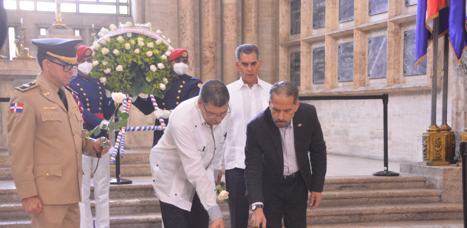 Colocan flores a Caamaño en el Panteón. LEONEL MATOS