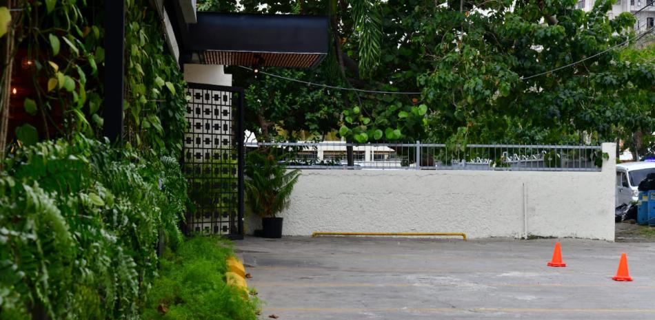 Parqueo del restaurante donde sucedió el incidente. Foto: Glauco Moquete / LD