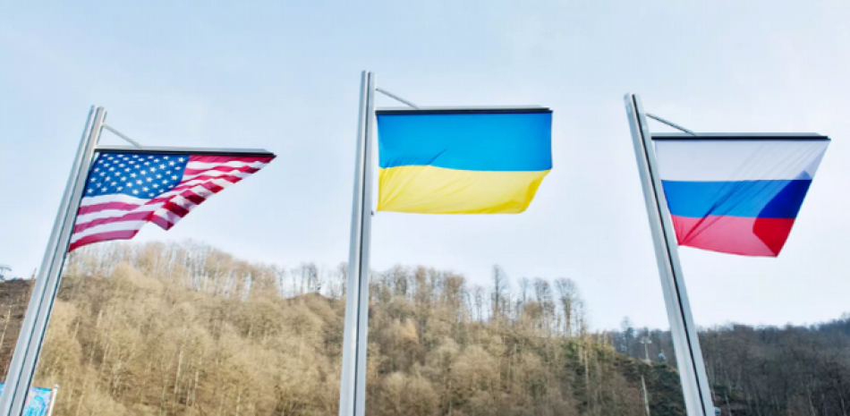 Las banderas de EE. UU., Ucrania y Rusia ondean en sus mástiles - picture alliance / dpa