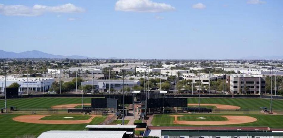 Una toma desde lo alto muestra los campos vacíos en el complejo de pretemporada de los Angelinos de Los Ángeles en Tempe, Arizona, el miércoles 16 de febrero de 2022