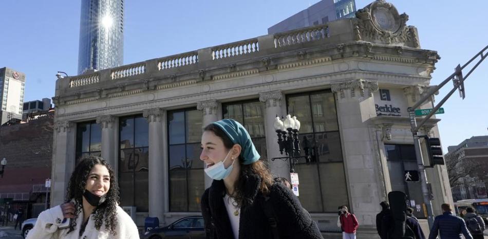 Los transeúntes usan máscaras debajo de la barbilla mientras conversan entre sí mientras cruzan una calle, en Boston, el miércoles 9 de febrero de 2022.

Foto: AP/Steven Senne