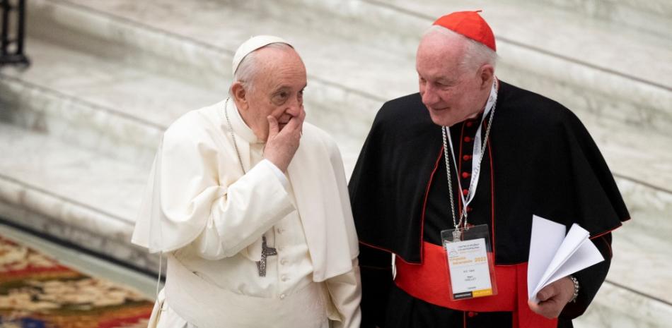 El papa Francisco habla con el cardenal Marc Ouellet de Canadá (derecha) durante un simposio sobre el sacerdocio en el salón Pablo VI del Vaticano el 17 de febrero de 2022.
Tiziana FABI / AFP