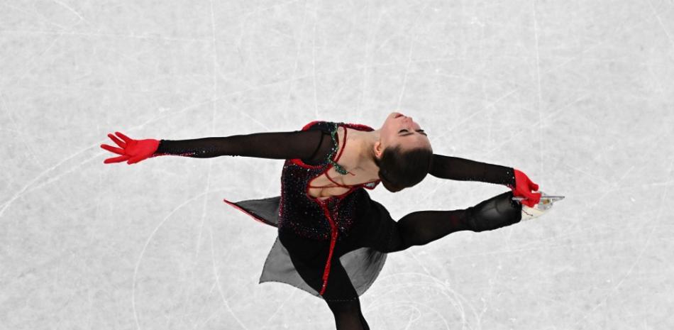 La rusa Kamila Valieva compite en el patinaje libre de patinaje individual femenino del evento de patinaje artístico durante los Juegos Olímpicos de Invierno de Beijing 2022 en el Capital Indoor Stadium en Beijing el 17 de febrero de 2022.
Antonin THUILLIER / AFP
