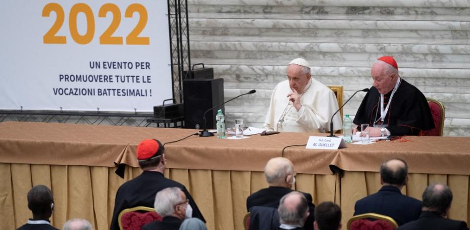 El Papa Francisco (izq.) sentado junto al Cardenal Marc Ouellet de Canadá durante el Simposio sobre el sacerdocio en el aula Pablo VI en el Vaticano el 17 de febrero de 2022. Foto: Tiziana Fabi/AFP.