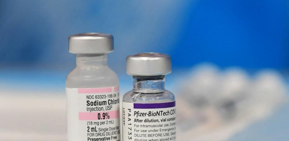 En esta foto de archivo tomada el 15 de diciembre de 2021, la vacuna Pfizer Covid-19 espera ser administrada en una clínica de vacunación en Los Ángeles, California. MARRÓN / AFP