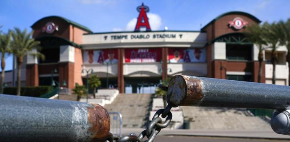 El estacionamiento del Tempe Diablo Stadium en esa ciudad de Arizona, luce vacío y cerrado el miércoles 26 de febrero de 2022. Los Angelinos de Los Angeles comenzarán en esta fecha los entrenamientos de pitchers y catchers.