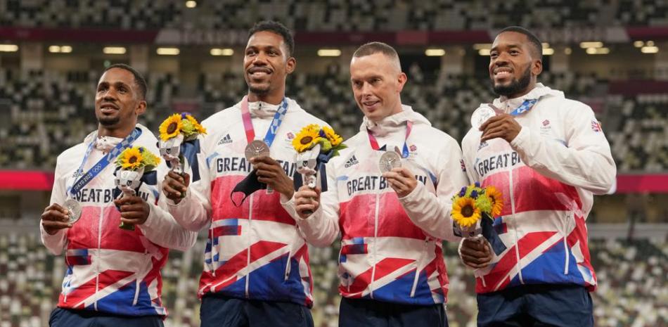 Los integrantes del equipo de relevos de Gran Bretaña, de izquierda a derecha, Chijindu Ujah, Zharnel Hughes, Richard Kilty y Nethaneel Mitchell-Blake, posan con las medallas de plata durante la ceremonia de premiación para el evento de 4 x 100 en los Juegos Olímpicos 2020, el sábado 7 de agosto de 2021, en Tokio.