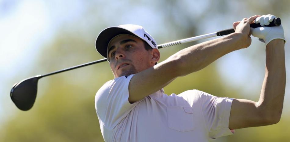 Joaquin Niemann, de Chile, venta desde el tee del hoyo 17 durante la segunda ronda del torneo de golf Genesis Invitational en el Riviera Country Club, el viernes 18 de febrero de 2022, en el área Pacific Palisades de Los Ángeles.