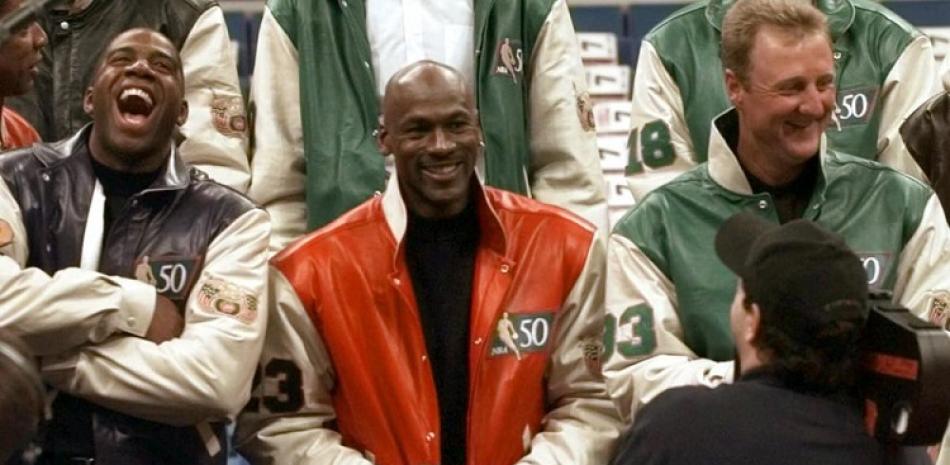 Magic Johnson, de los Lakers, Michael Jordan, de los Bulls y Larry Bird, de los Celtics, durante la presentación de las leyendas en el 50 aniversario de la liga, el 8 de febrero de 1997.