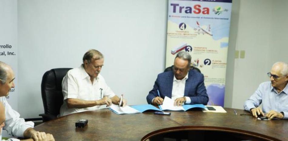 Santiago Tejada, presidente del CEDAF y Brian Rudert, director del programa IESC/TraSa firmaron el acuerdo.