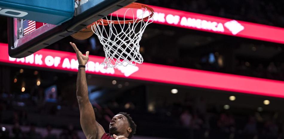 Kyle Lowry, del Heat de Miami, encesta en bandeja durante el tiempo extra del partido del jueves 17 de febrero de 2022, ante los Hornets de Charlotte.