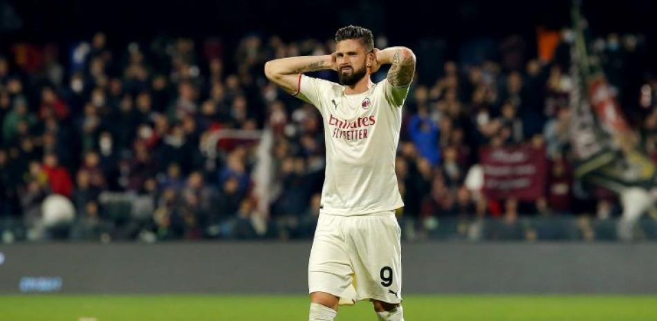 Olivier Giroud, del AC Milán, reacciona luego del final del partido frente al Salernitana en la jornada 26 de la Serie A del fútbol de Italia.
