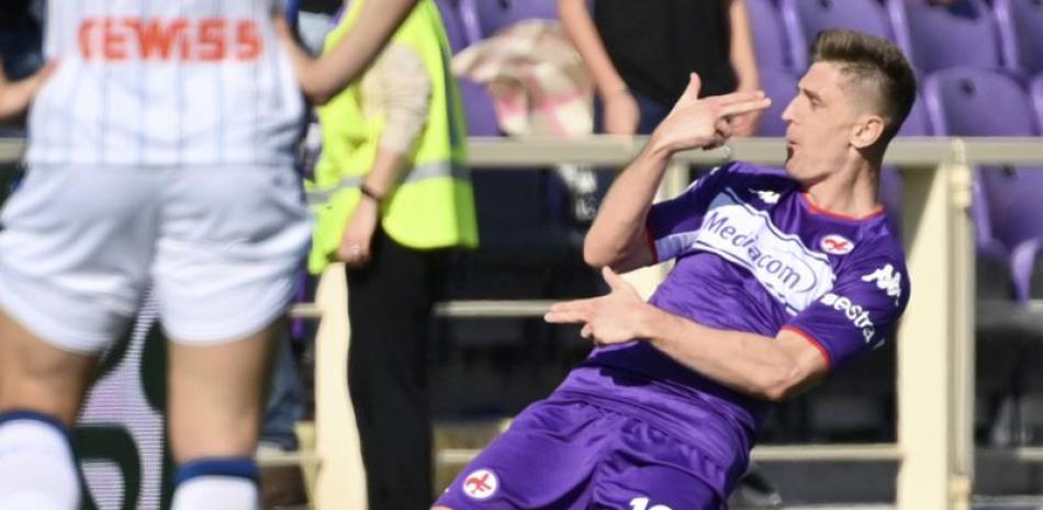 Krzysztof Piatek, de Fiorentina, celebra su decisivo gol ante Atalanta en la Serie A.