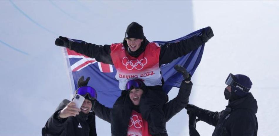 El medallista de oro de Nueva Zelanda Nico Porteous celebra tras la ceremonia de medallas en el ski halfpipe en los Juegos Olímpicos de Beijing.