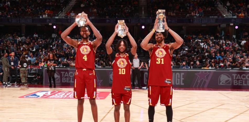 Evan Mobley, Darius Garlard y Jarrett Allen levantan sus trofeos tras ganar el concurso de habilidades en el Juego de Estrellas de la NBA.
