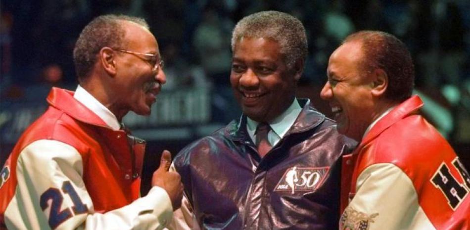 Dave Bing, Oscar Robertson y Lenny Wilkens comparten durante la ceremonia del 50 aniversario de la NBA en el Juego de Estrellas del 1997.