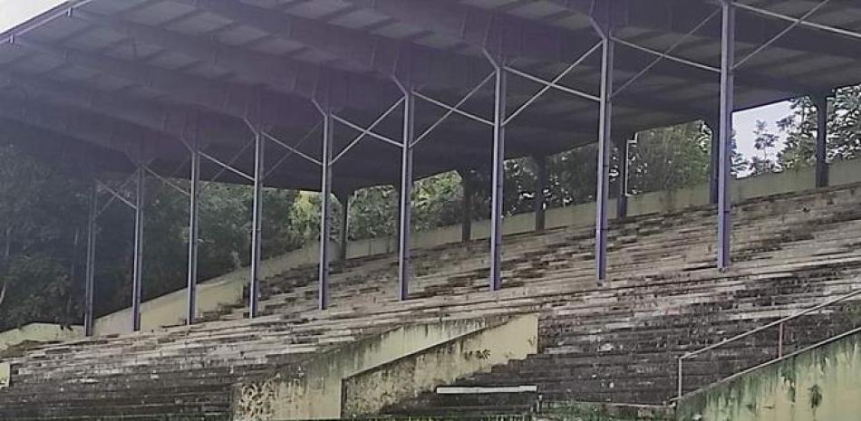 Vista de las condiciones en que se encuentra el Estadio Olímpico de La Vega, escenario de la Liga de Verano.,