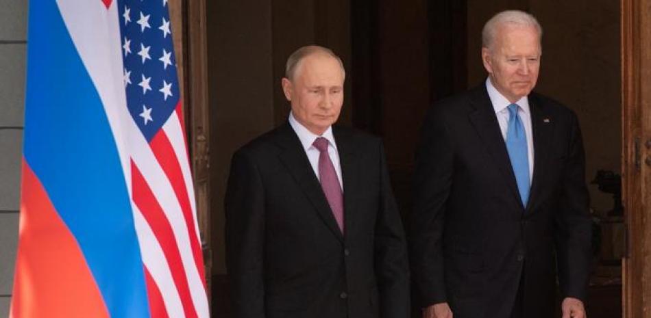 En esta foto de archivo tomada el 16 de junio de 2021, el presidente estadounidense Joe Biden (derecha) y el presidente ruso Vladimir Putin llegan a una cumbre entre Estados Unidos y Rusia en Villa La Grange en Ginebra. SAUL LOEB / PISCINA / AFP