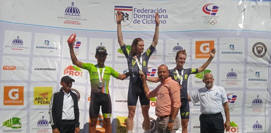 El norteamericano John Borstelmann, al centro, junto a Alfredo Rodríguez  y Coles Davis, ganadores de la primera etapa.