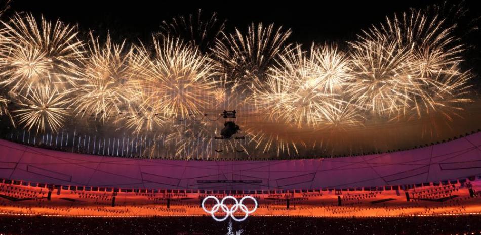 Los fuegos artificiales durante la ceremonia de clasura de los Juegos Olímpicos de Invierno de Beijing.