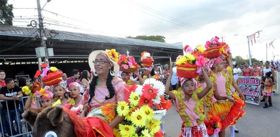 Las comparsas desfilaron por la ciudad en carnaval.