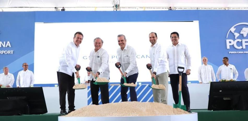 El presidente Luis Abinader encabezó el inicio de las obras junto al grupo Puntacana y varios funcionarios/PRESIDENCIA