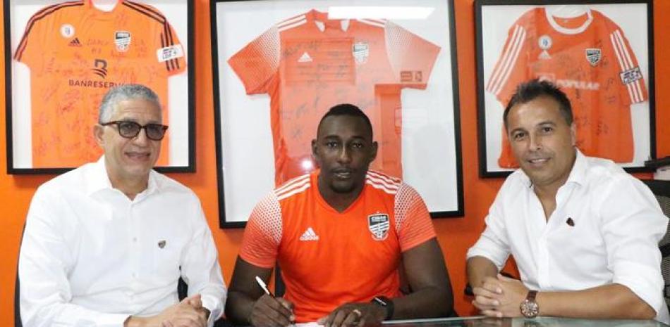 El Colombiano Dairin González es presentasdo por Alberto Polanco y Gabriel Fernández.