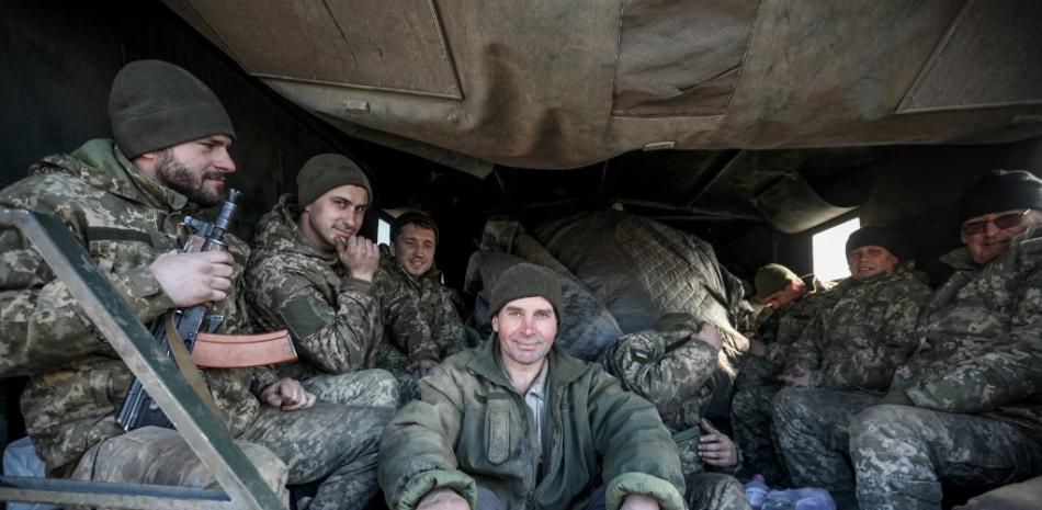 Los militares de las Fuerzas Militares de Ucrania se sientan en la parte trasera de un camión militar en la ciudad de Avdiivka, en la región de Donetsk, en la primera línea del este de Ucrania con los separatistas respaldados por Rusia el 21 de febrero de 2022.
Aleksey Filippov / AFP