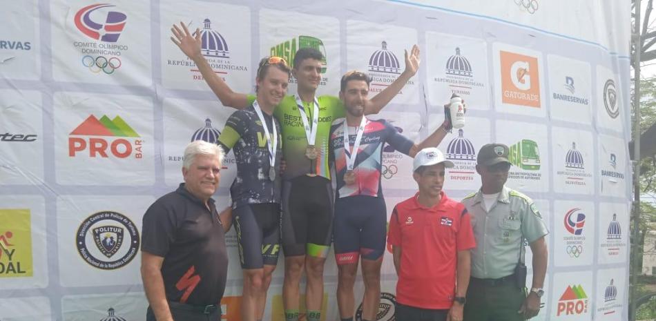 uan Luis Rodríguez, Jorge Blas Díaz y el capitán Hilario Javier Mora premian a Brayan Gómez, Cole Davis y Camilo Torres ganadores de la segunda etapa de la XLIII Vuelta Ciclista Internacional Independencia Nacional