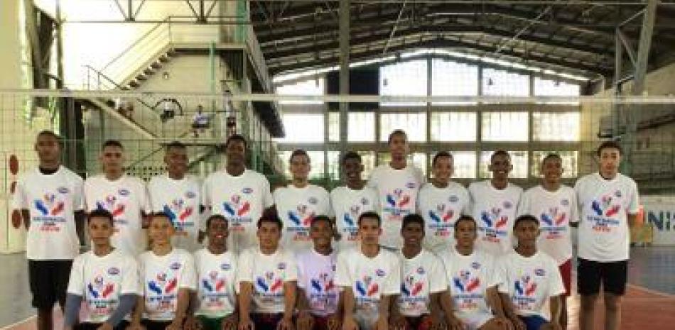 Grupo de jóvenes escogidos en el campamento realizado por Fedovoli el pasado fin de semana en el viejo pabellón de voleibol del Centro Olímpico Juan Pablo Duarte.