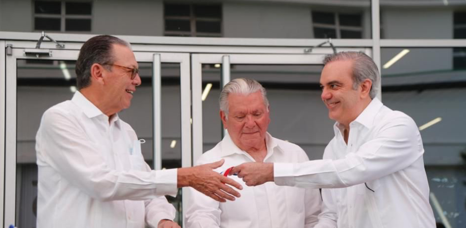Roberto Benetti, José Miguel Bonetti y el presidente Luis Abinader durante la inauguración de la Unidad Médica Ernesto Vitienes.