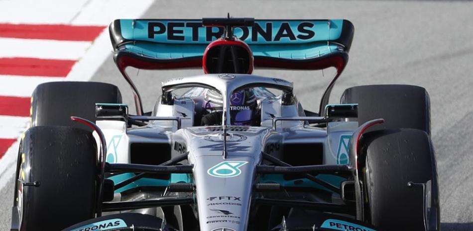 Lewis Hamilton al volante de su Mercedes durante la pretemporada de la Fórmula Uno en Barcelona, ??el miércoles 23 de febrero de 2022.
