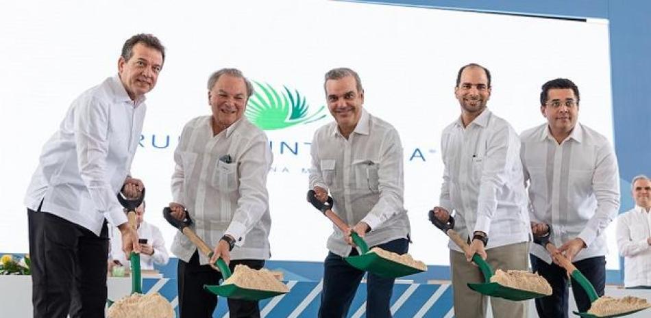 Víctor Bisono´, Frank Rainieri, Luis Abinader, Frank Elías Rainieri y David Collado.