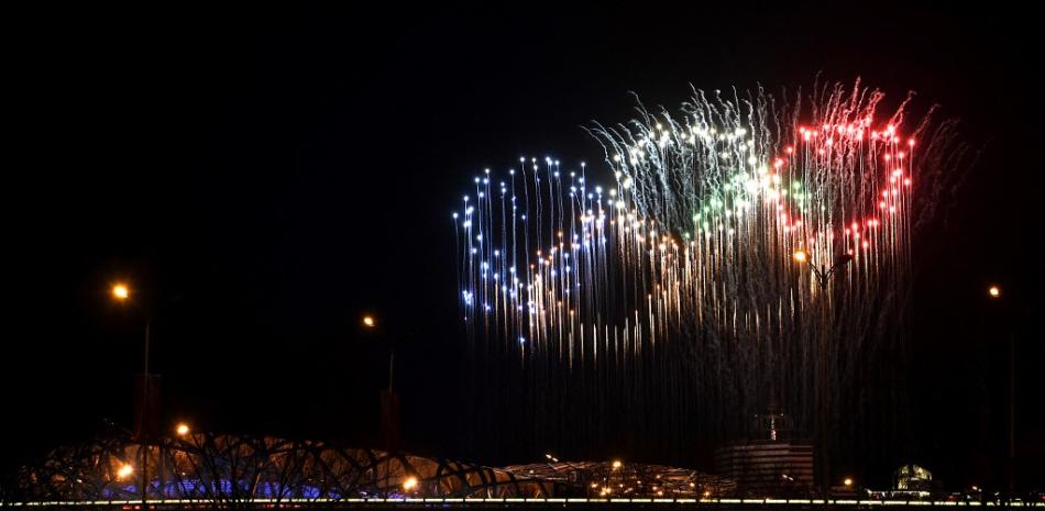 Los fuegos artificiales del Anillo Olímpico se disparan sobre el Estadio Nacional, conocido como el Nido de Pájaro, en Beijing, durante la ceremonia de apertura de los Juegos Olímpicos de Invierno de Beijing 2022, el 4 de febrero de 2022.
NOEL CELIS / AFP