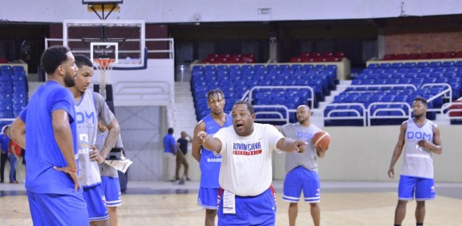 Melvyn López, dirige una sesión de entrenamiento del equipo nacional de baloncesto.