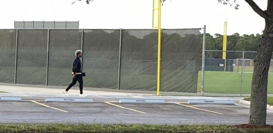 El boricua Francisco Lindor, de los Mets de Nueva York, se marcha tras las negociaciones laborales con las Grandes Ligas, el martes 22 de febrero de 2022, en Jupiter, Florida.