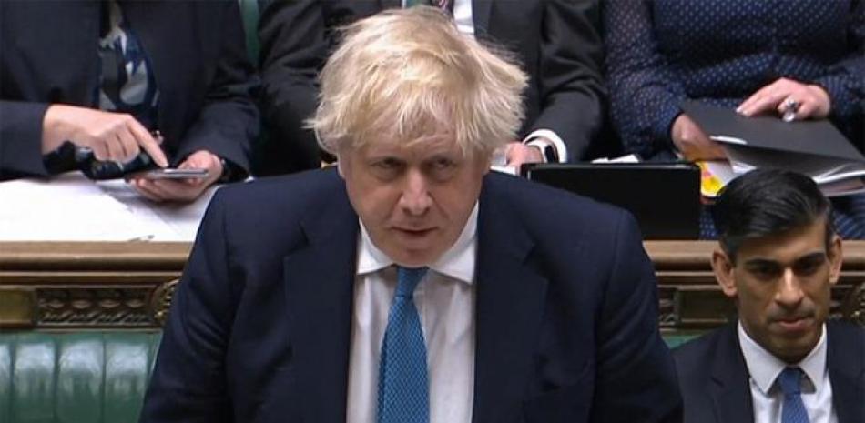 Una captura de video de imágenes transmitidas por la Unidad de Grabación Parlamentaria (PRU) del Parlamento del Reino Unido muestra al primer ministro británico, Boris Johnson, hablando durante la sesión semanal de Preguntas al Primer Ministro (PMQ) en la Cámara de los Comunes en Londres el 23 de febrero de 2022.
Folleto / PRU / AFP