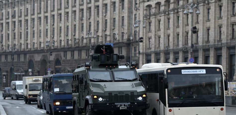 Un vehículo militar ucraniano circula por el centro de Kiev el 24 de febrero de 2022. Las sirenas antiaéreas han sonado hoy en el centro de Kiev mientras las ciudades de toda Ucrania han sido golpeadas por lo que los funcionarios ucranianos han dicho que eran ataques de misiles y artillería rusos. Foto: Daniel Leal/AFP.