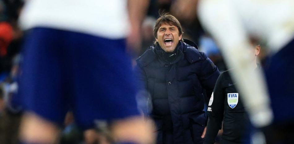 El entrenador italiano del Tottenham Hotspur, Antonio Conte, gesticula en la línea de banda durante el partido de fútbol de la Premier League inglesa entre el Manchester City y el Tottenham Hotspur en el Etihad Stadium de Mánchester, al noroeste de Inglaterra, el 19 de febrero de 2022. Foto: Lindsey Parnaby/AFP.