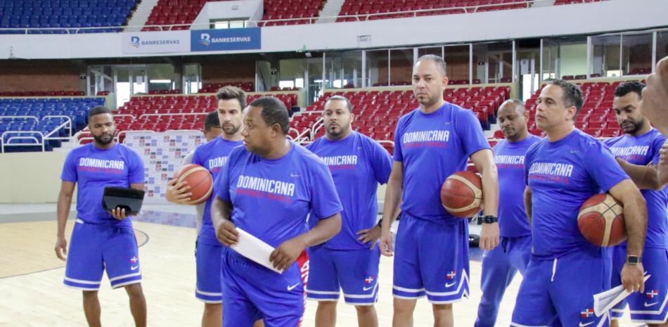 El dirigente del equipo de baloncesto de República Dominicana, Melvin López, durante una sesión de trabajo este jueves.