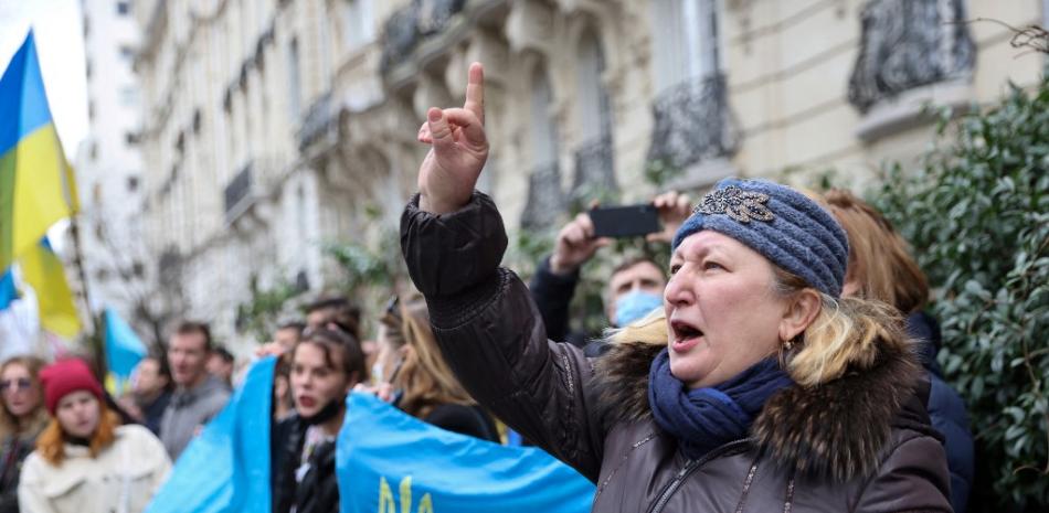 Una mujer gesticula durante una manifestación de ciudadanos ucranianos contra la operación militar de Rusia en Ucrania frente a la embajada rusa en París el 24 de febrero de 2022. Foto: Thomas Coex/AFP.