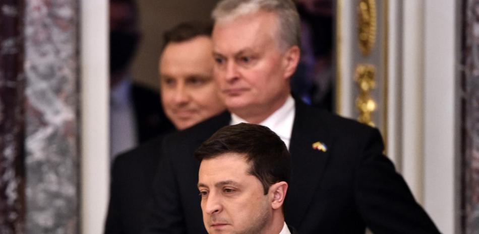 El presidente ucraniano, Volodymyr Zelensky (delante), y sus homólogos de Lituania, Gitanas Nauseda (C), y Polonia, Andrzej Duda, llegan a una rueda de prensa conjunta tras sus conversaciones en Kiev el 23 de febrero de 2022. Foto: Sergei Supinsky/AFP.