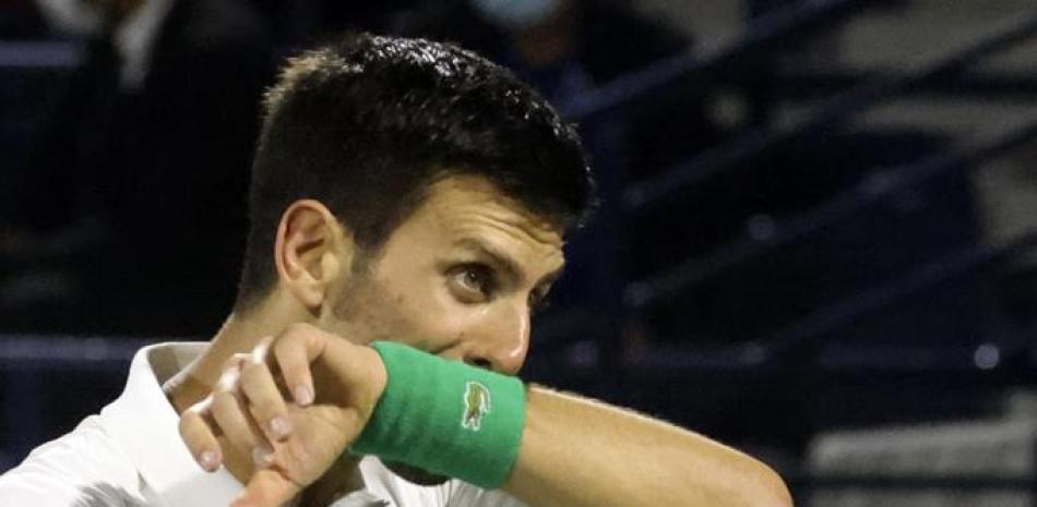 El serbio Novak Djokovic reacciona durante su partido de cuartos de final con el checo Jiri Vesely en el ATP Dubai.