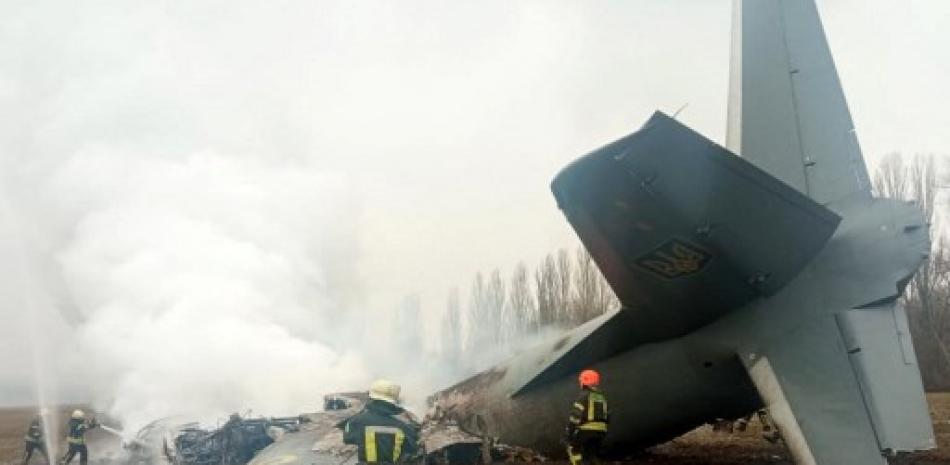 El personal de emergencias trabaja en el lugar del accidente de un avión militar ucraniano al sur de Kiev el 24 de febrero de 2022. Foto: AFP