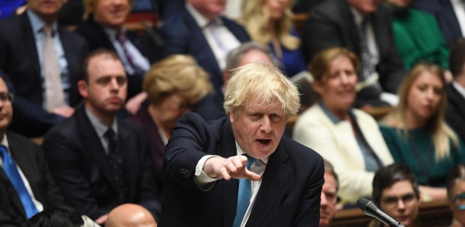 Una fotografía de mano tomada y difundida por el Parlamento del Reino Unido muestra al primer ministro británico, Boris Johnson, reaccionando y hablando durante una sesión de Preguntas del Primer Ministro (PMQs) en la Cámara de los Comunes, en Londres, el 23 de febrero de 2022. Foto: Jessica Taylor/AFP.