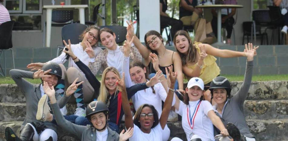 Team Los Establos, la entrenadora Stephanie Engstrom con sus alumnas Izabella Vargas, Matilde Ronchi, Lucía Sanz, Emilia Pimentel y Laura Mañón, entre otras.