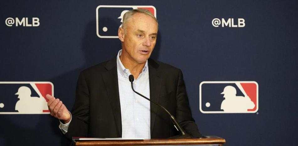 El comisionado de las Grandes Ligas Rob Manfred durante una rueda de prensa, el jueves 10 de febrero de 2022, en Orlando, Florida.