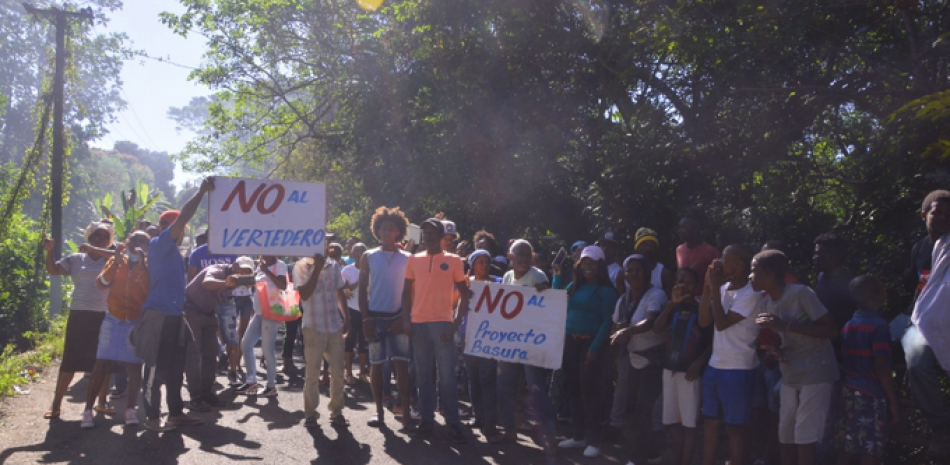 Vecinos de comunidades de Pedro Brand protestaron ayer en rechazo del vertedero.
