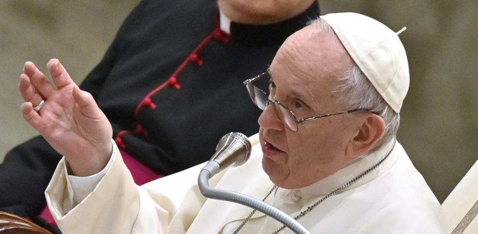 El Papa Francisco habla durante su audiencia general semanal en el Aula Pablo VI el 23 de febrero de 2022 en el Vaticano. Alberto PIZZOLI / AFP